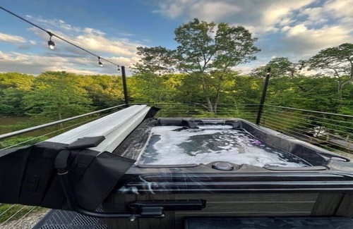 Ellsworth Cabin | The Mahoning River Lodge Container with hot tub