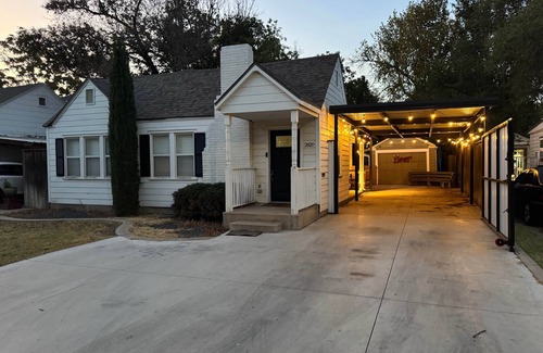 Tech Terrace House | The Matador Cottage near TTU (Main House Only)