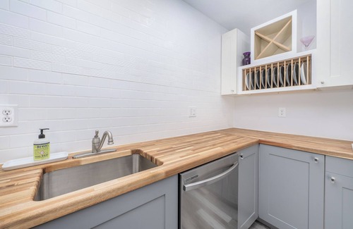 Gambier House | The Meadow at Kenyon: Beautiful 4-bedroom just steps from Kenyon College.