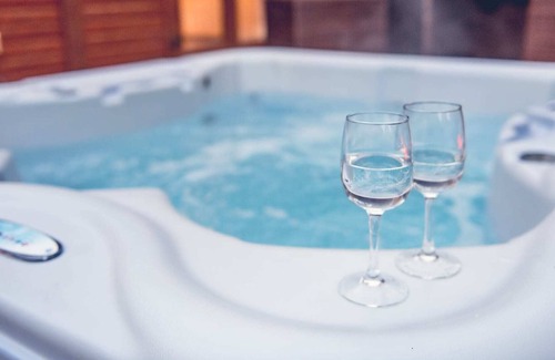 North Walsham Ski Chalet | The Meadows - Hot Tub Country Lodge