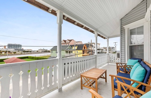 Ocean Grove House | The Melrose, 3A - Queen Bed & Bath: Romantic Getaway, Steps from the Beach, Cozy