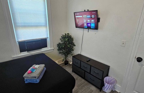 North Providence Apartment | The Middle flight Spacious 4-bedroom apartment with AC in North Providence