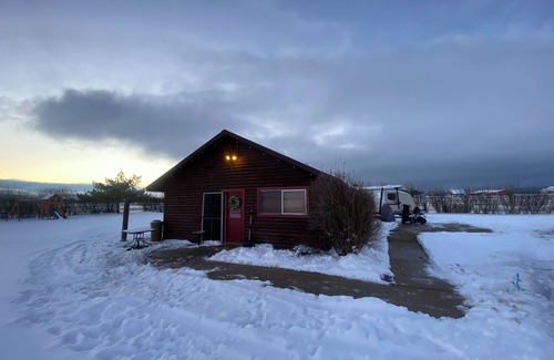 Kalispell Cabin | The Migration Haven! Charming 2-bedroom cabin in wonderful Somers with WiFi