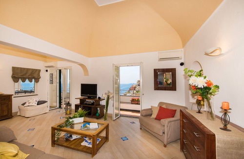 Positano City Centre Apartment | The Moon Positano, only 3 minutes walk to reach the main beach in Positano.
