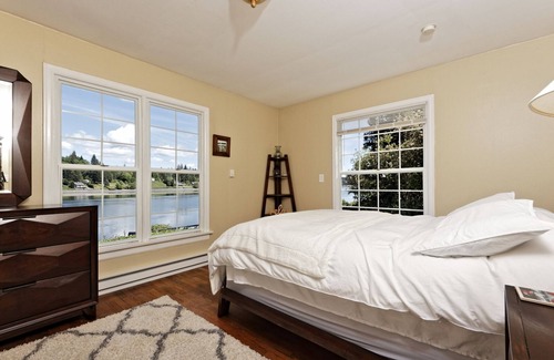 Shelton House | The most peaceful setting! Puget Sound Beachfront Quiet, Cute, and Clean Cottage