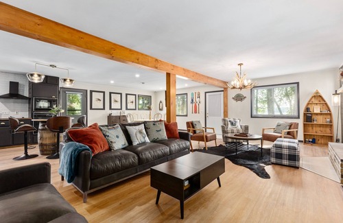 Motley House | 'The Motley Crew Haus' Northern MN Updated Lake House - 100 feet of lakeshore!