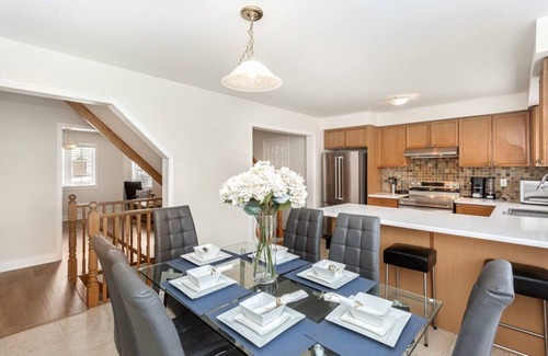 Brampton House | The Mt Pleasant Residence - Your Cozy Away-HOME - *Free Parkg*Workspace*GO-Stn