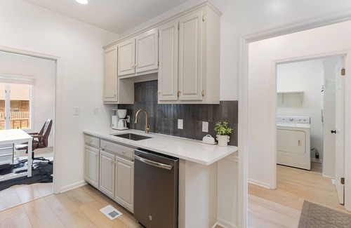 Columbia House | The Muletown Place - Walkable to the Square. 2B/2BA
