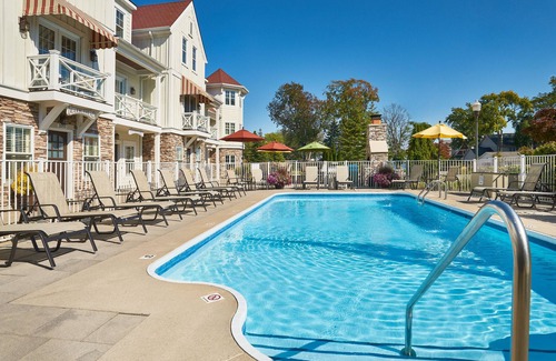Holland Ski Chalet | "The Newport" at The Beach House at Lake Street Luxury Townhome, Pool, Hot Tub, Golf Membership, Near Lake and Beaches