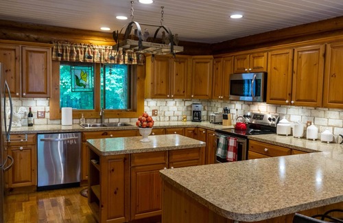 Gaylord House | The Nodding Bear - Spacious Log Cabin