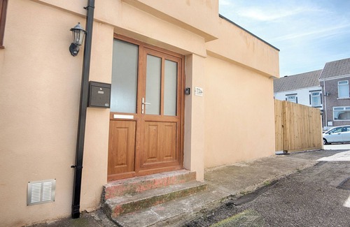 St. Thomas House | The Nook, Close to Swansea City Centre
