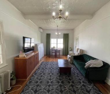 Armidale House | The Nook on the Hill