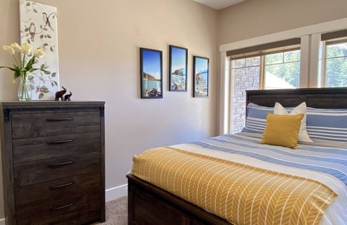 West Kelowna Estates Bed & Breakfast | The Notorious B.N.B- Full Kitchen / Wineries / Hiking Trails