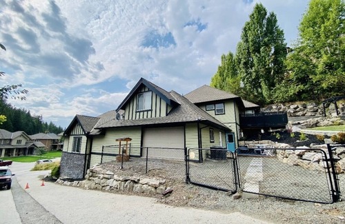 West Kelowna Estates Bed & Breakfast | The Notorious B.N.B- Full Kitchen / Wineries / Hiking Trails