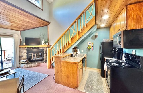 Lutsen House | The Oak Cottage Ski in out Pool Hot Tub Views of Lutsen Mtn