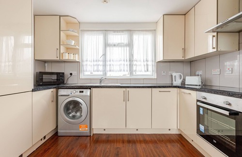 Alperton Apartment | The Oakland, Spacious 3-Bed Flat with Fast WiFi, Free Parking & Self Check-In