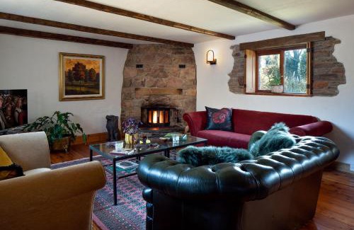 Totnes House | The Old Coach House - Converted barn with private garden parking and fireplace