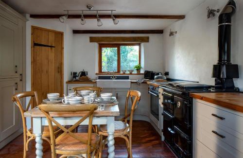Totnes House | The Old Coach House - Converted barn with private garden parking and fireplace