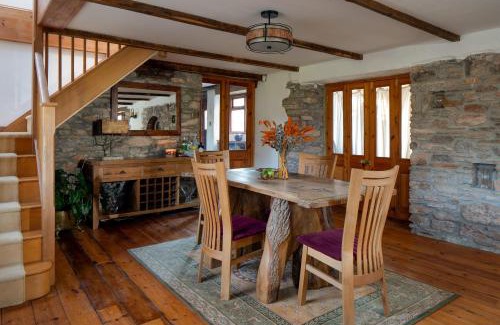 Totnes House | The Old Coach House - Converted barn with private garden parking and fireplace