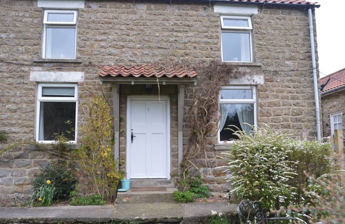 Pickering Cottage | The Old Farmhousen3 bed det cottage Hot Tub, Dog/cat friendly onsite fishing