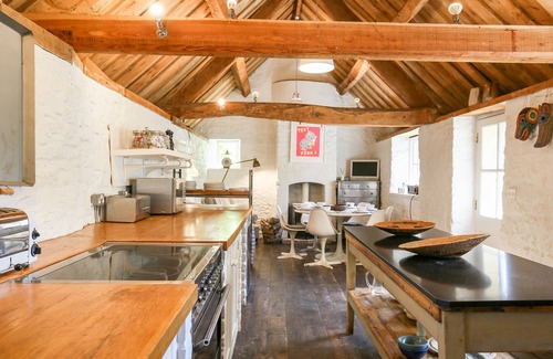 Coln St Aldwyns Cottage | THE OLD POST OFFICE, pet friendly, with open fire in Coln St Aldwyns