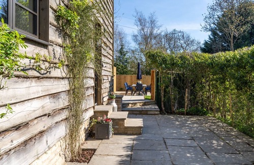 Cheltenham Cottage | The Old Tractor Shed, Cheltenham - sleeps 12 guests in 5 bedrooms