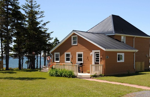 Little Pond Cottage | The Olde House in Little Pond is a 3.5 star Oceanfront property