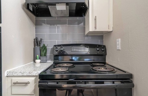 Allandale Apartment | The Olive | Cozy Retreat | Sleeps 5
