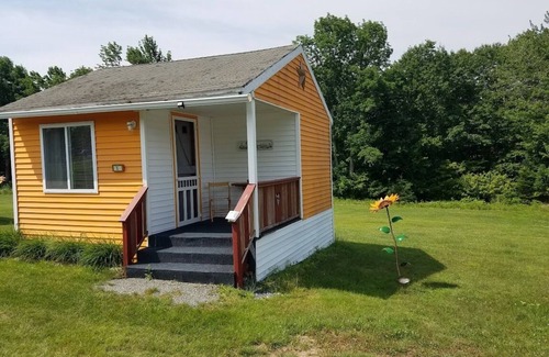 Ellsworth Cottage | The Orange Cottage @Twin Hills Cottages