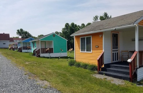 Ellsworth Cottage | The Orange Cottage @Twin Hills Cottages