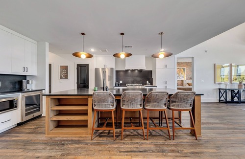 Castleberry Hill Apartment | The Otis Boutique Hotel, Sleeps 48
