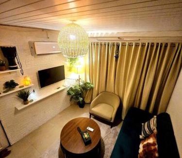 Pali Hill Apartment | The Pali Nook, Cozy Bandra Escape