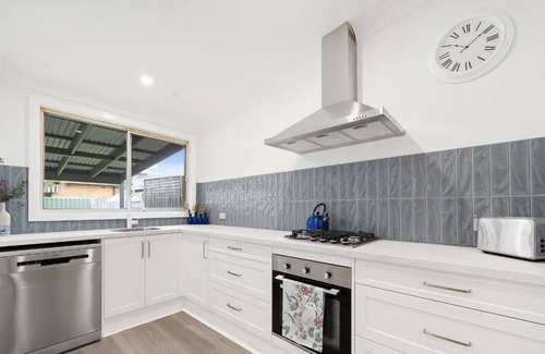 Stockton House | “The Palms” Top rated accomodation close to beach