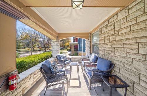 Midtown - Westport Apartment | The Parlor - 2BD/1BA Furnished Midtown Apartment - 30 day minimum