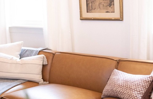 Urbana House | The Parlour House - 2 Blocks From Campus - 4BD 2BA