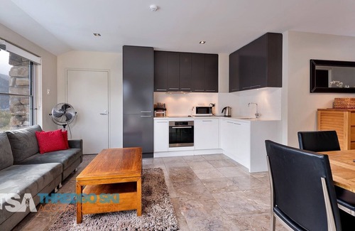 Thredbo Ski Chalet | The Peak 6 - Central Village