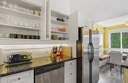 Dilworth Mountain Estates House | The Perfect Kelowna Getaway + Hot tub+2 Fireplaces