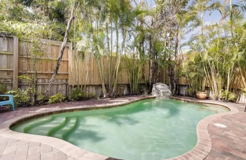 Flamingo Parks House | The Periwinkle House – Bask Poolside at this Sunlit West Palm Retreat