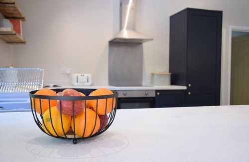 Martlesham Heath Cottage | THE PIGLETS, pet friendly, with hot tub in Woodbridge