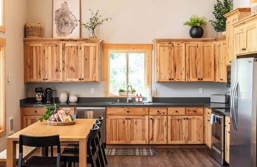 Cle Elum House | The Pinewood is a fully re-decorated mountain home with outdoor sauna, hot tub and fire pit, as well as an indoor wood-burning fireplace, record player and much more!