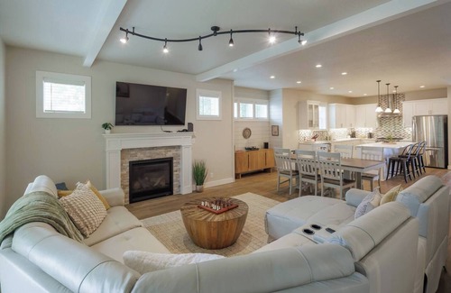 West Eugene Apartment | The PNW Premiere: Close to UO and Autzen stadium
