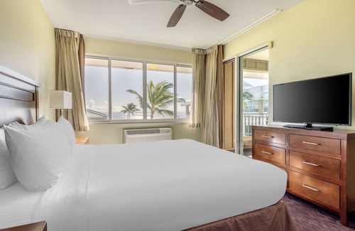 Poipu Resort | The Point at Poipu - 2 BEDROOM OCEAN VIEW 1 KING 1 QUEEN W/ROLL-IN SHOWER