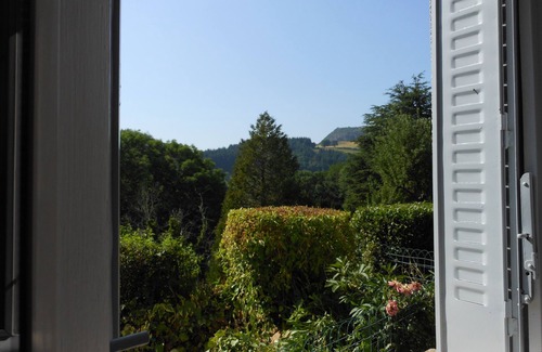 Saint-Etienne-de-Chomeil House | The quiet house on the hill
