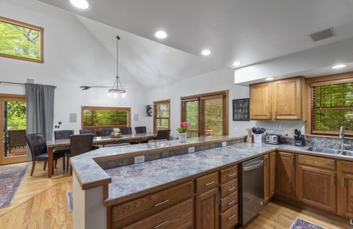 New Era House | The Redwood Soiree, Hot tub, fast Wi-Fi, gym, arcade room and more