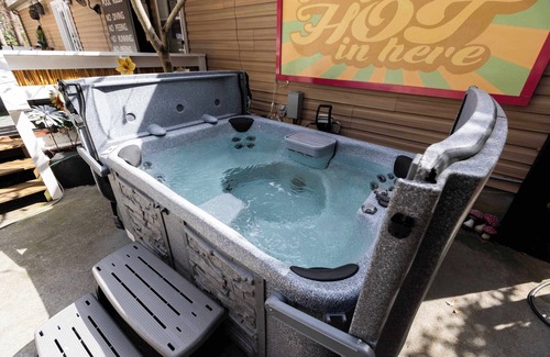 South Belmont House | "The Retreat" w/Hot Tub + Pool + Game Room + King Suite