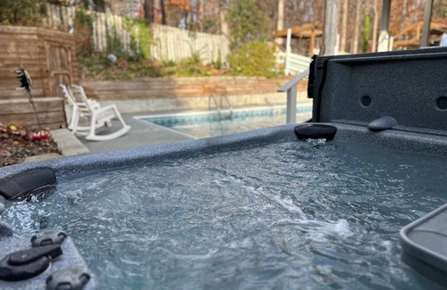 South Belmont House | "The Retreat" w/Hot Tub + Pool + Game Room + King Suite