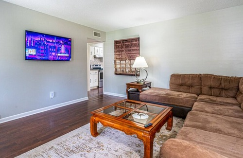 Decatur House | The River City Comfort House: Great for Work & Fun