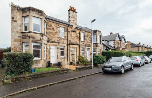 Tillicoultry Condo | The Riverside Apartment (free parking)