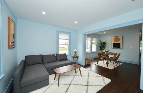 Center Apartment | The Roosevelt 1, near mall, sleeps 6, Stylish, Parking, quiet area