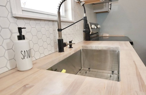 Center Apartment | The Roosevelt 2, Stylish, Safe, Parking, near mall, quiet location sleep 6